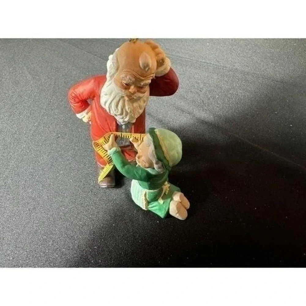 Hallmark Keepsake 1993 Mr&Mrs Claus A Fitting Moment